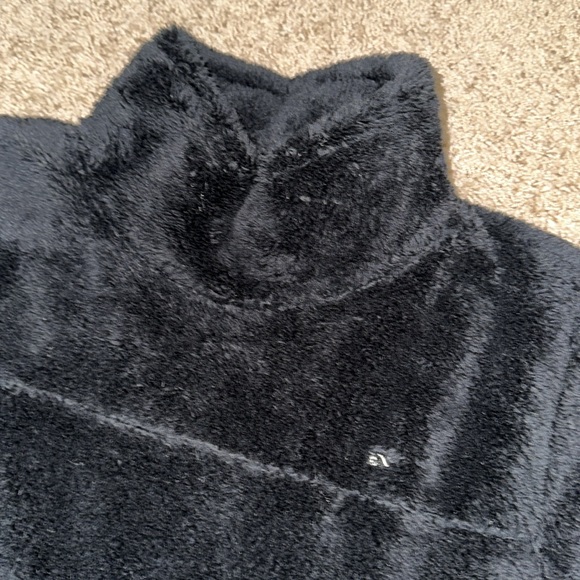 Vineyard vines fuzzy pullover - Picture 2 of 3